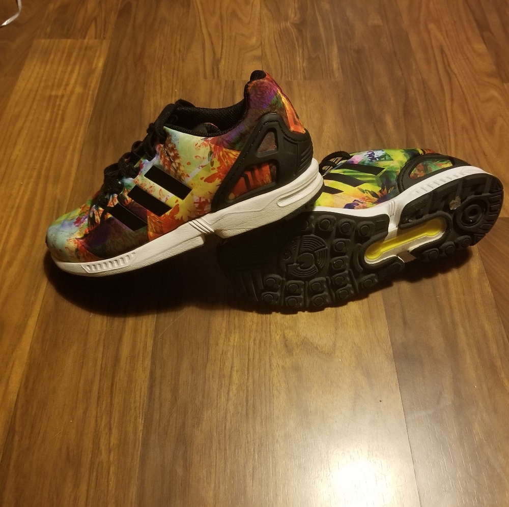 Multicolor adidas shoes size 5.5 but fits 7